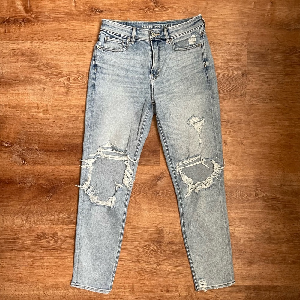 AE Super Distressed High Rise Mom Jean (2L)